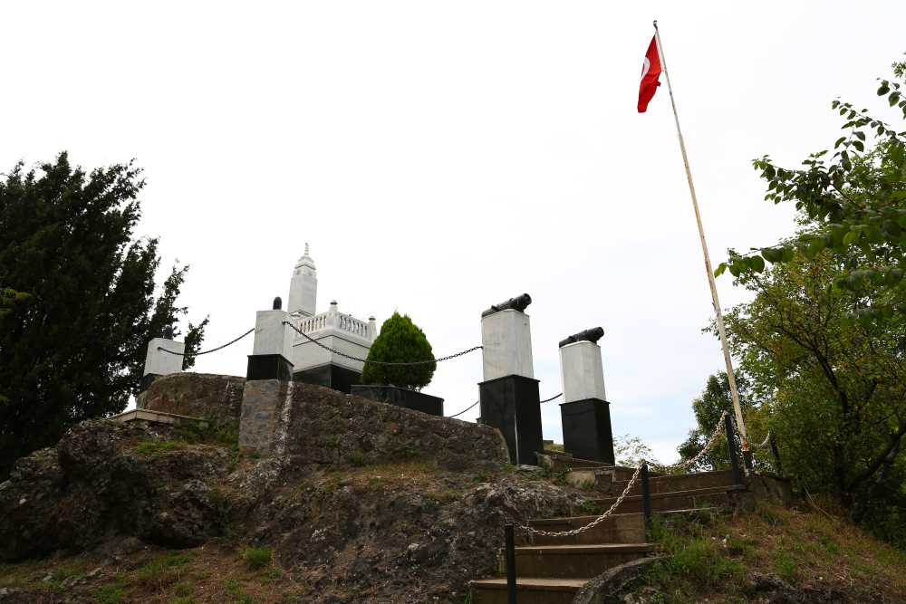 Topal Osman Ağa Anıt Mezarı - Giresun