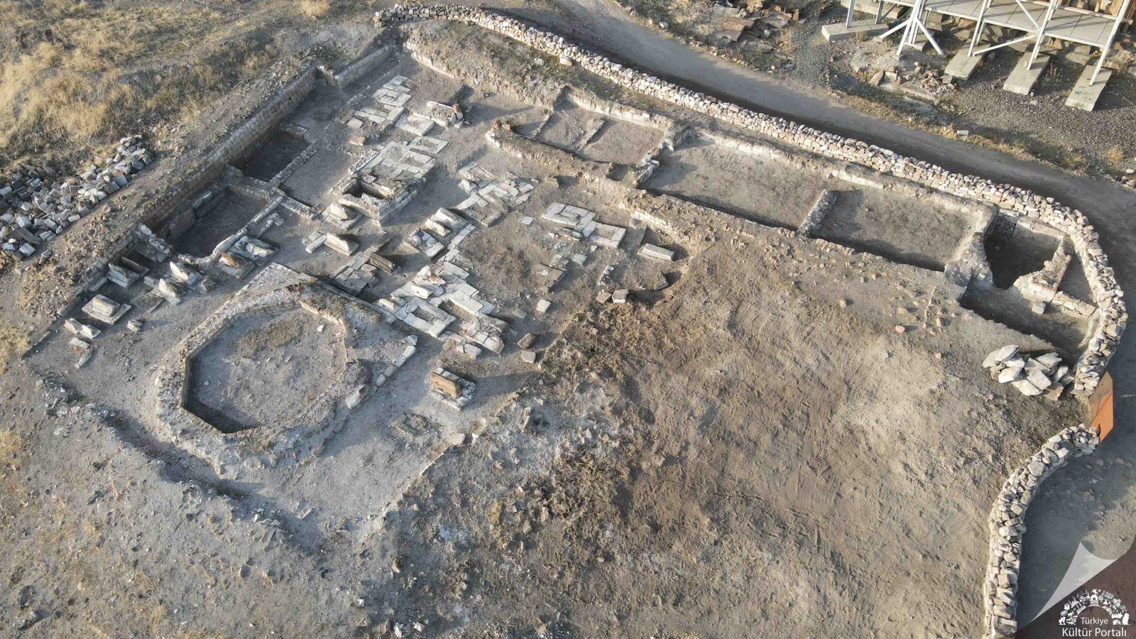 Selçuklu Kümbeti Ve Selçuklu Mezarlığı - Kars