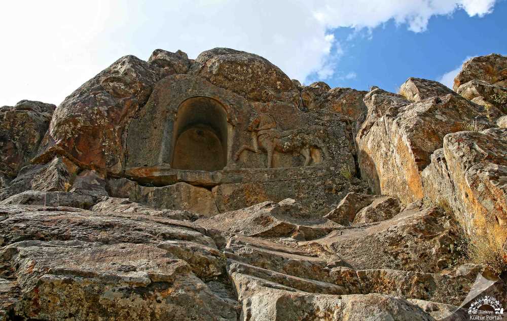 Lukyanus Kitâbesi Ve Atlı Kaya Kabartması - Konya