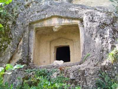 Dikenlice Kaya Mezarları - Ordu