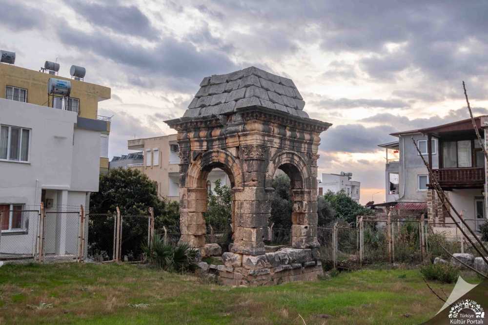 Piramidal Çatılı Mezar - Mersin