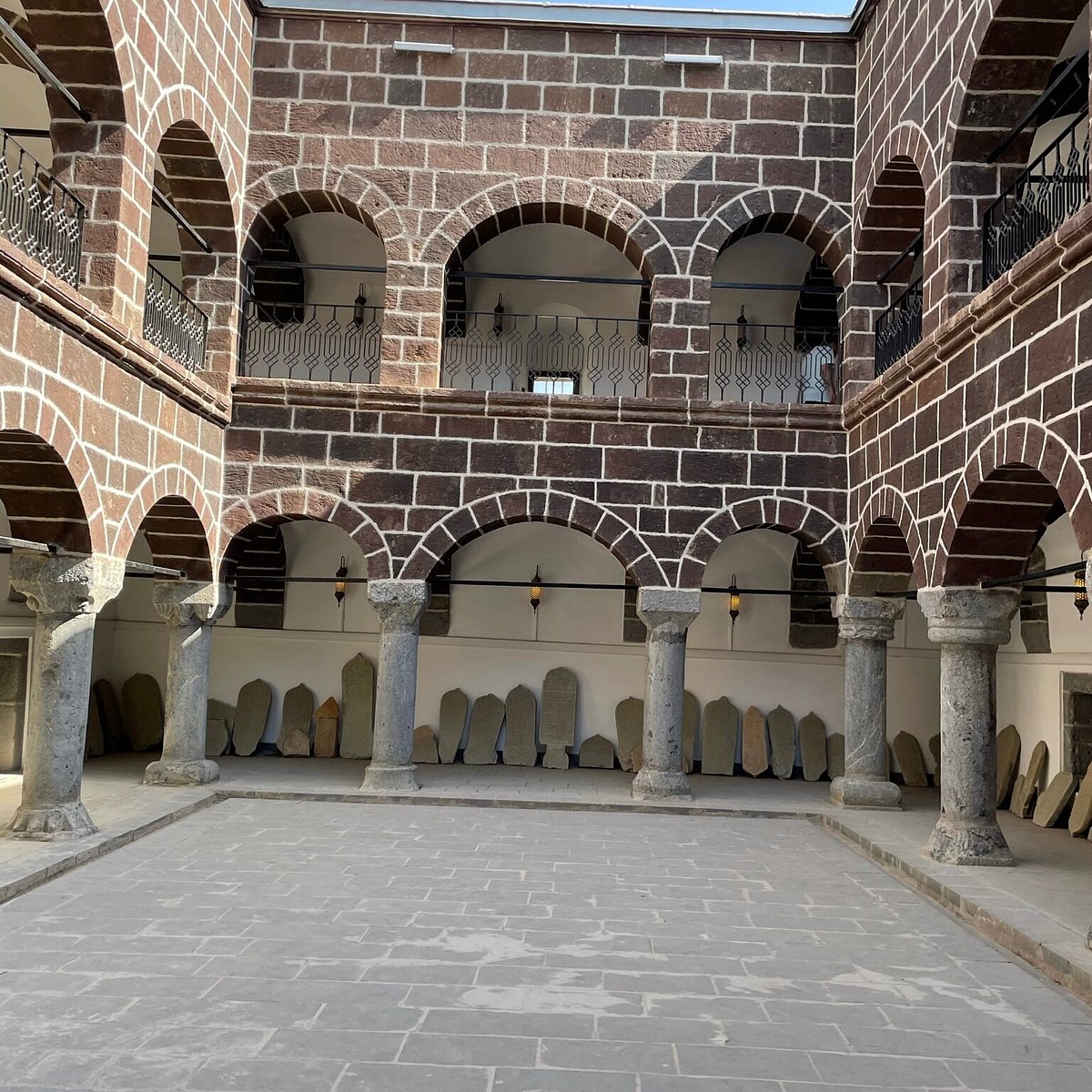 Meydan Medresesi - Hakkari